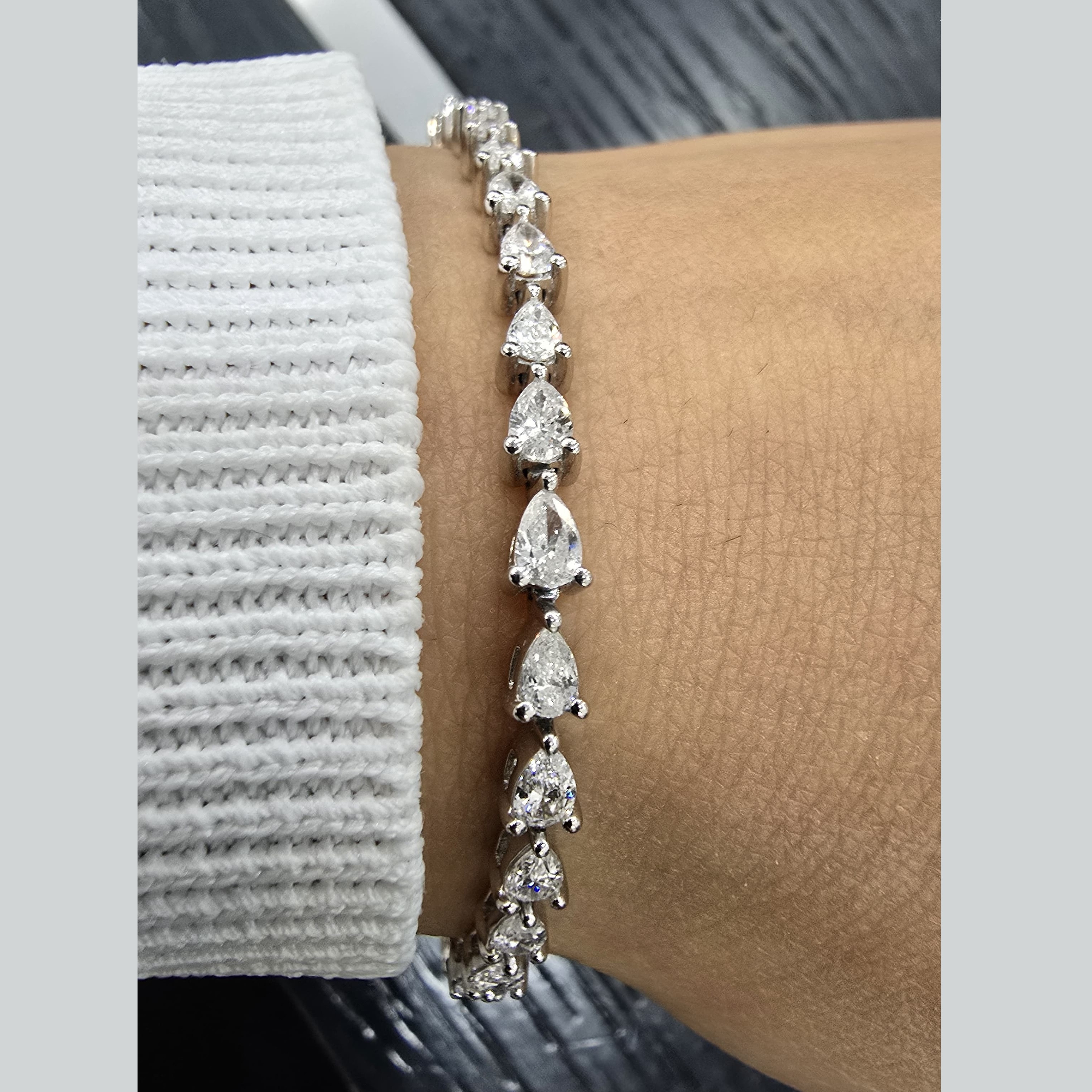 TOP QUALITY D-E/SI 4.00 CT NATURAL PEAR DIAMOND TENNIS PLATINUM BRACELET - 13.80 GRAMS