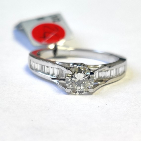 LAST PIECE ..! 1.00CT ROUND DIAMOND ENGAGEMENT RING WITH BAGUETTE ON
