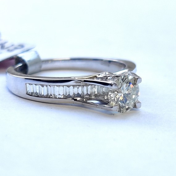LAST PIECE ..! 1.00CT ROUND DIAMOND ENGAGEMENT RING WITH BAGUETTE ON